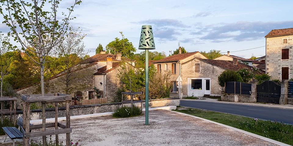 réalisation de la placette d'Aussac-Vadalle avec lampadaire vert Lamp ajouré