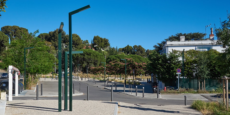 réalisation de l'Ecole Abeille de La Ciotat avec mât Aiguille et lampadaires Mikado verts