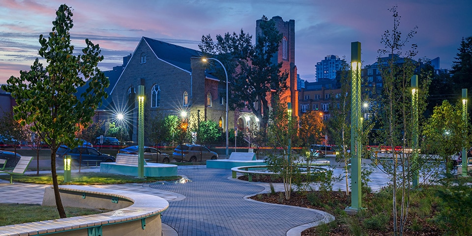 réalisation du parc Lois Szabo Commons à Calgary, CAnada avec colonnes lumineuses vertes Creille