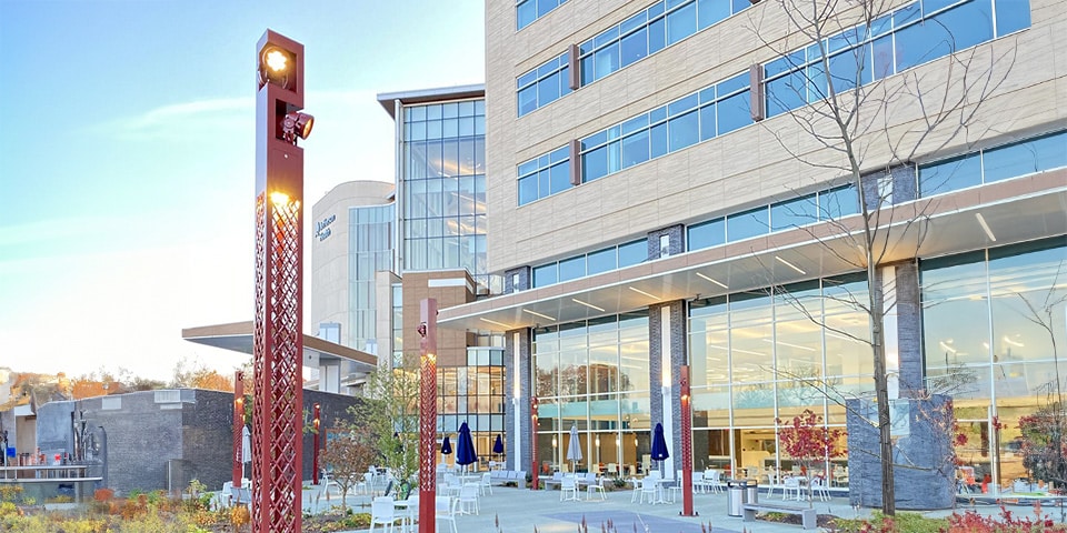 réalisation du Kennedy Hospital de Philadelphia aux Etats-Unis avec colonnes lumineuses rouges Creille