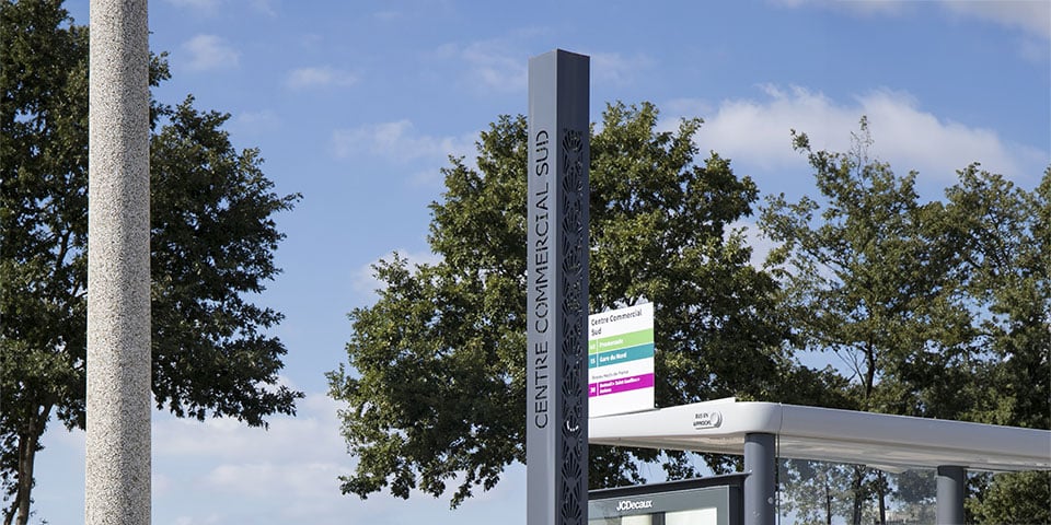 colonne Creille ajourée du nom de l'arrêt de transport pour le BHNS d'Amiens