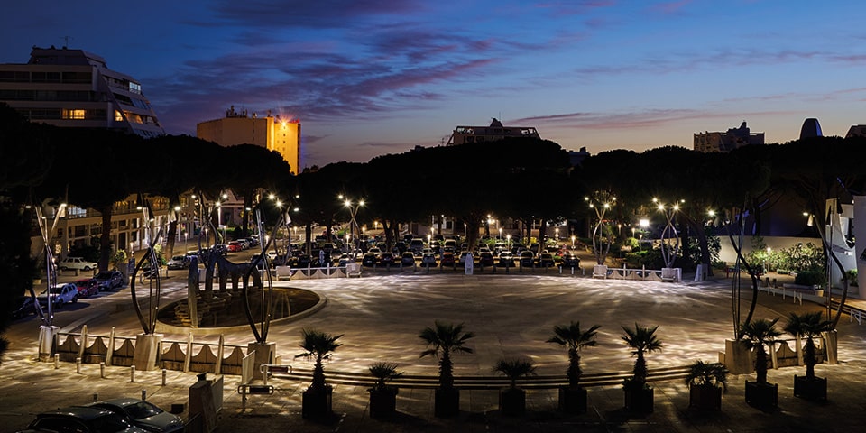 La Grande Motte, Les Fées, Place des 3 Pouvoirs, parvis de la mairie