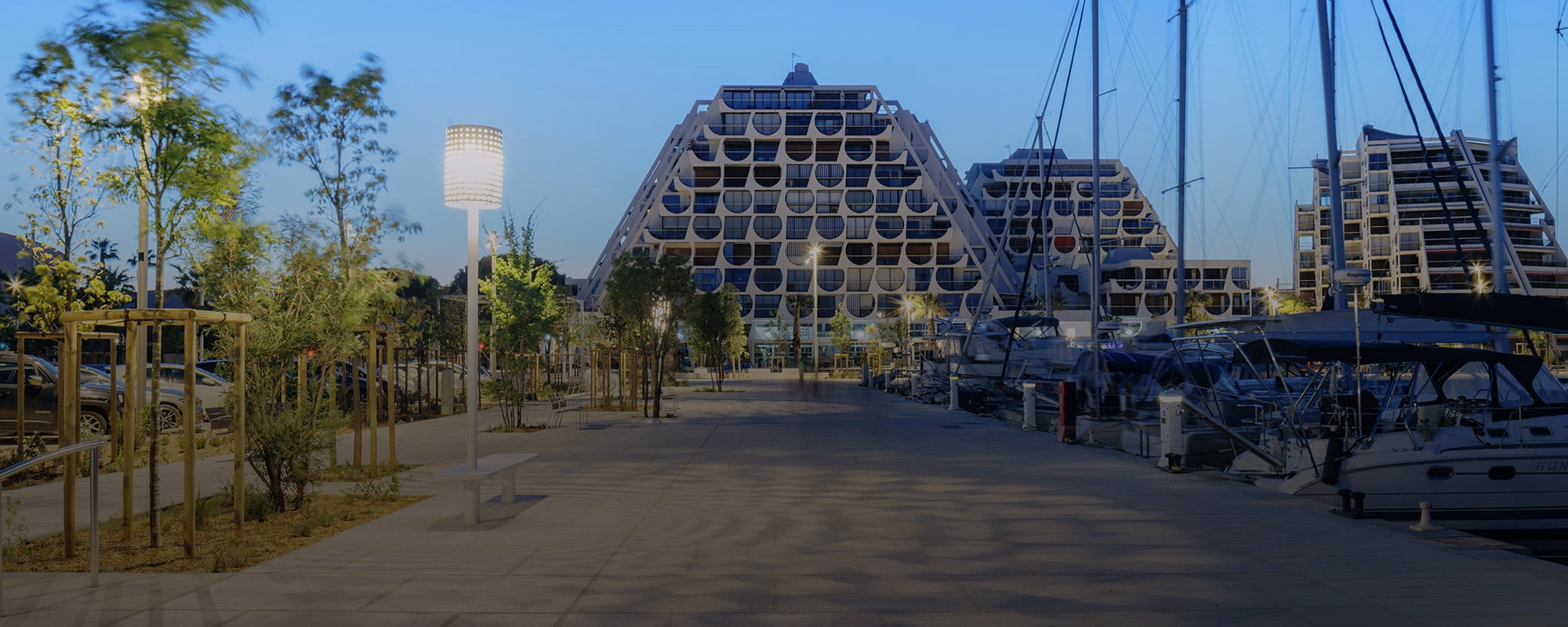 mobilier d'éclairage sur-mesure réalisé pour La Grande Motte, lampadaire et banc Le Clair de nuit