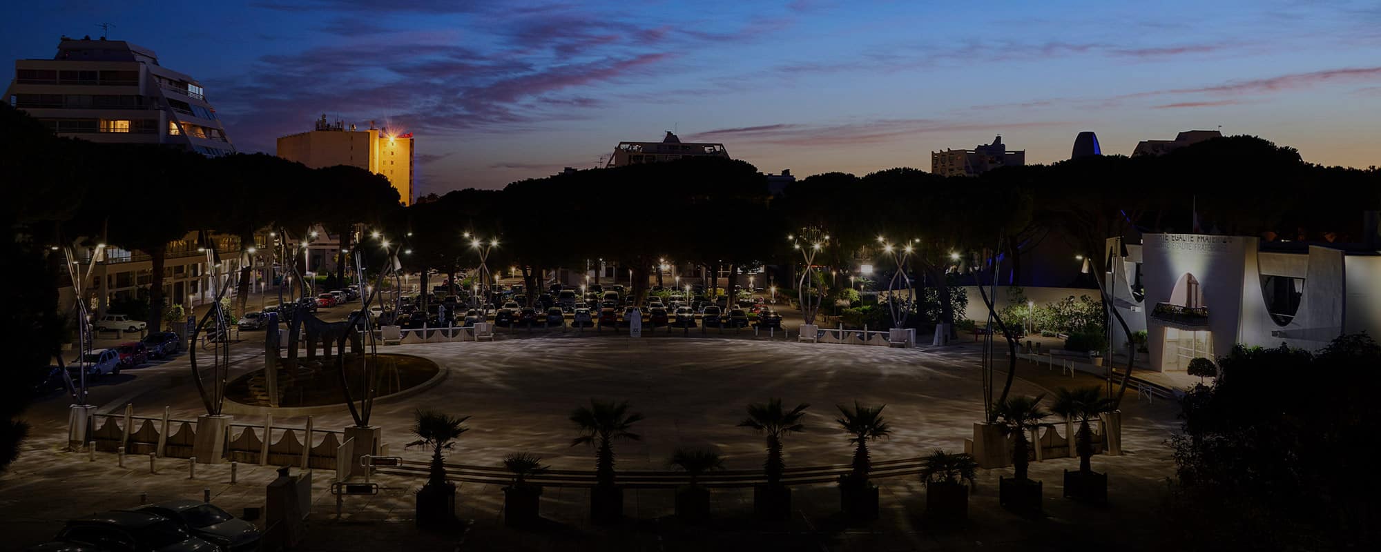 Rénovation des sources lumineuses des lampadaires Les Fées par des projecteurs Paulette, La Grande Motte