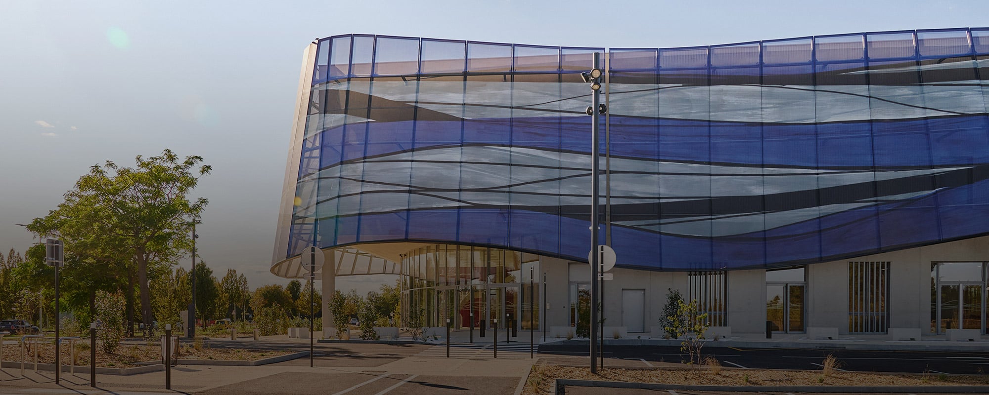 Eclairage élégant et sobre de la nouvelle Halle des sports de Nîmes avec mâts d'éclairage LED aluminium Structure K équipés de projecteurs Paulette