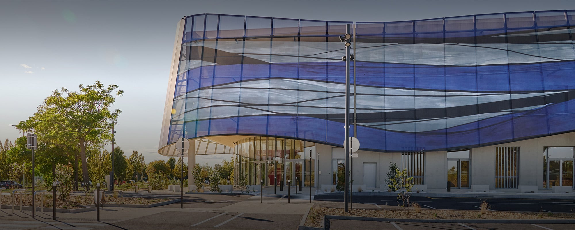 Eclairage élégant et sobre de la nouvelle Halle des sports de Nîmes avec mâts d'éclairage LED aluminium Structure K équipés de projecteurs Paulette